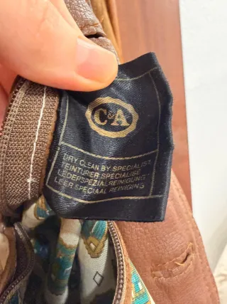 Cazadora de cuero marrón con forro estampado