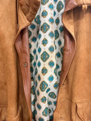 Cazadora de cuero marrón con forro estampado