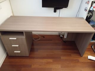 Scrivania in legno beige e marrone