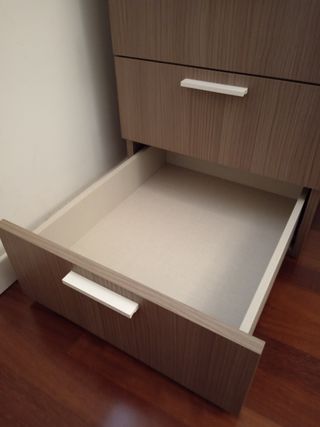 Scrivania in legno beige e marrone