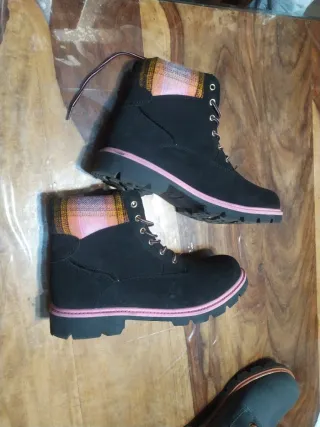 Botas negras con detalles rosas y nar. T41 y 42