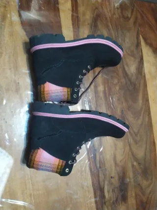 Botas negras con detalles rosas y nar. T41 y 42