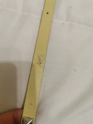 Cinture beige e verde con borchie