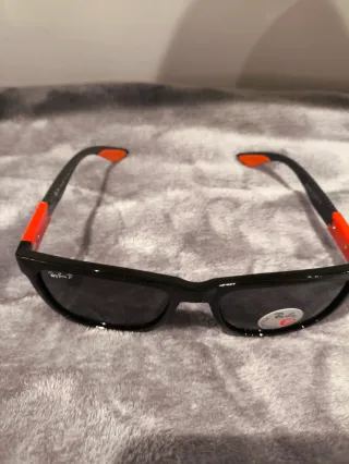 Gafas de sol Ray-Ban negras polarizadas