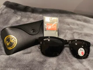 Gafas de sol Ray-Ban negras polarizadas