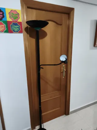 Lámpara de pie negra