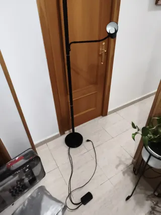 Lámpara de pie negra