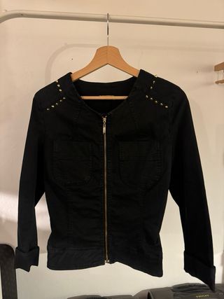 Giacca nera con borchie