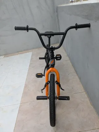 Bicicleta BMX nera in ottime condizioni - pronta all'uso