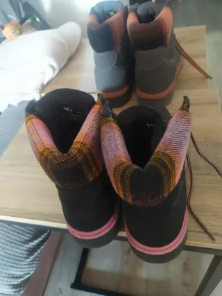 Botas grises con forro nar.otras negras. T42 y 41