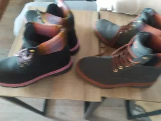 Botas grises con forro nar.otras negras. T42 y 41