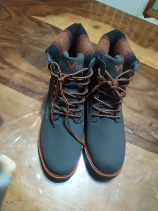 Botas grises con forro nar.otras negras. T42 y 41