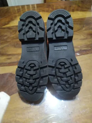 Botas grises con forro nar.otras negras. T42 y 41