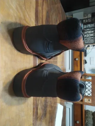 Botas grises con forro nar.otras negras. T42 y 41