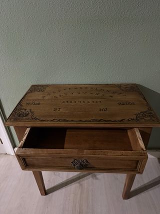 Mesa Oui-ja antigua de madera maciza