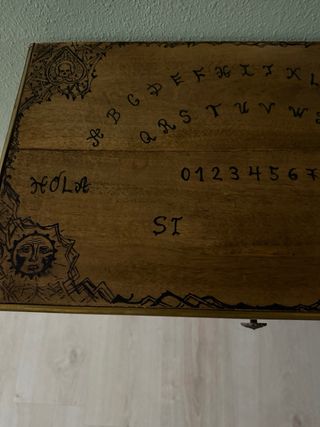 Mesa Oui-ja antigua de madera maciza