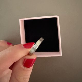 Anello con pietra quadrata