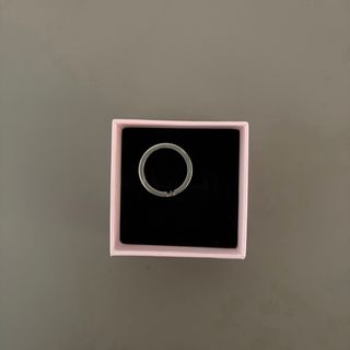 Anello con pietra quadrata