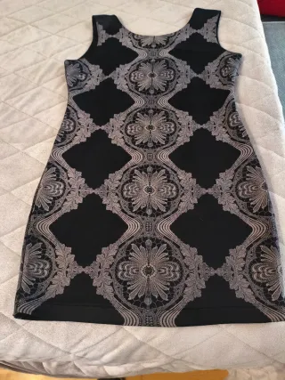Vestido negro ajustado con estampado