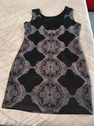 Vestido negro ajustado con estampado