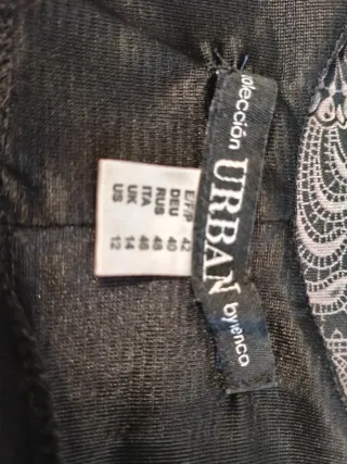 Vestido negro ajustado con estampado