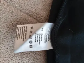 Vestido negro ajustado con estampado