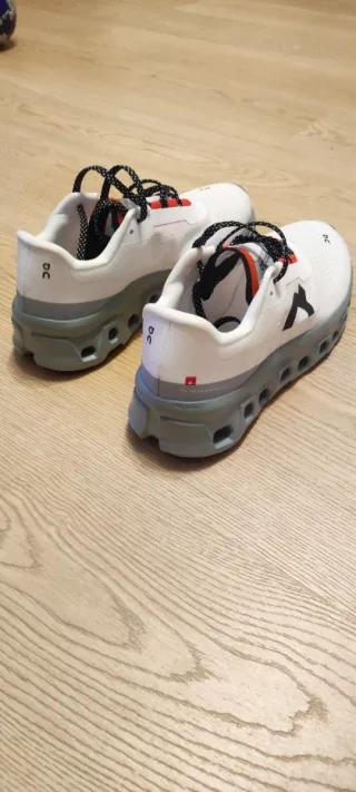 Zapatillas Running On Cloudmonster Grises Blancas