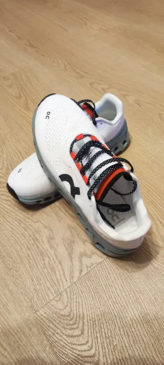 Zapatillas Running On Cloudmonster Grises Blancas