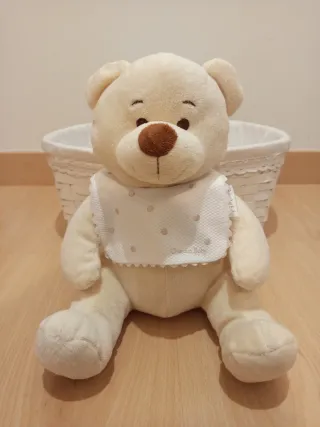 Cesta mimbre blanca con muñeco oso.