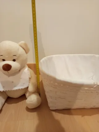 Cesta mimbre blanca con muñeco oso.
