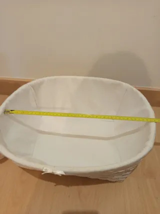 Cesta mimbre blanca con muñeco oso.