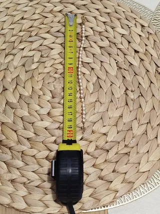 Pulseras y collares de perlas doradas