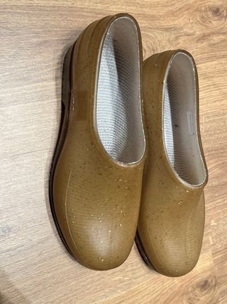 Zuecos de plástico marrones
