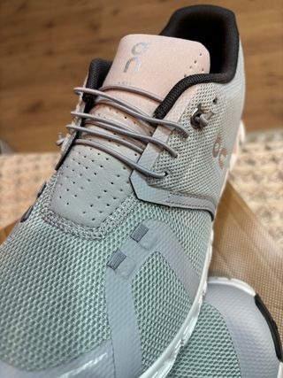 Zapatillas On Cloud grises y blancas