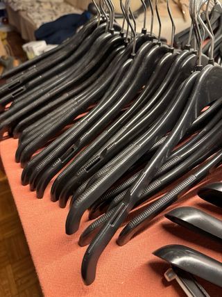 Pack 105 Perchas Plástico Negro