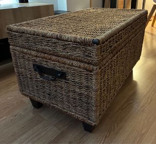Baúl de mimbre y madera