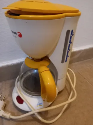 Cafetera blanca y amarilla Melita Fagor