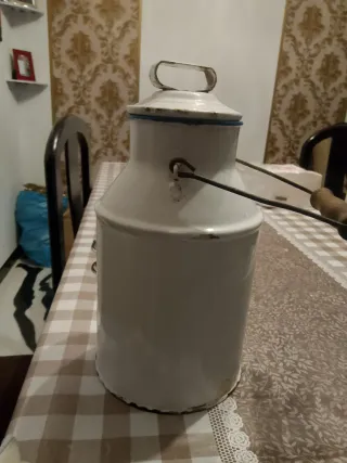 Lechera de porcelana blanca