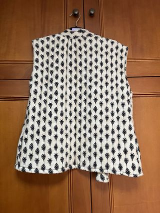 Chaleco sin mangas estampado beige y negro