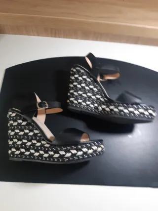 Sandalias cuña alta piel negras / blancas T/37 38
