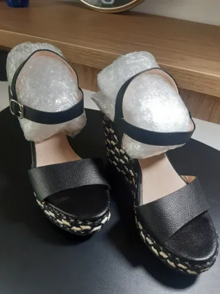 Sandalias cuña alta piel negras / blancas T/37 38