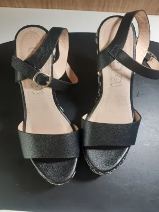 Sandalias cuña alta piel negras / blancas T/37 38