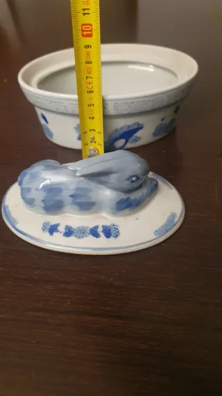 Joyero de porcelana con figura de conejo