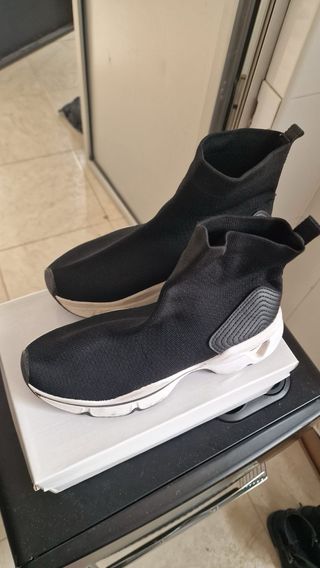 Stivali elastici neri e bianchi