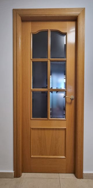 Puerta de madera con cristal