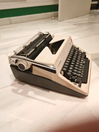 Máquina de escribir Olympia Monica