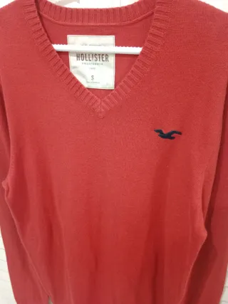 Jersey Hollister cuello pico rojo