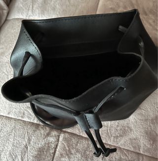 Mochila negra bordada flores