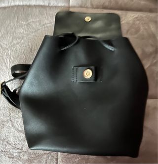 Mochila negra bordada flores