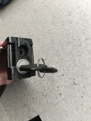 Cerradura y conector batería bici eléctrica